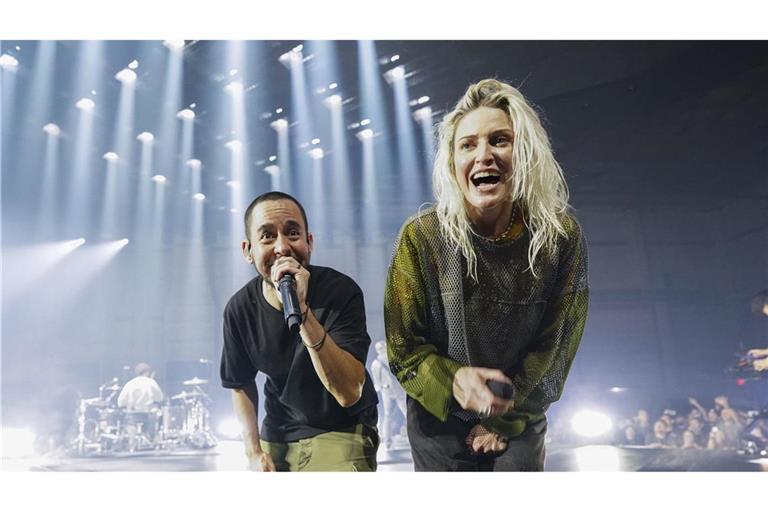 ARCHIV - 05.09.2024, USA, Los Angeles: Mike Shinoda (l) und Emily Armstrong von Linkin Park geben ein Konzert. Nach sieben Jahren Pause meldet sich die US-Band Linkin Park zurück - mit einer neuen Frontfrau. (zu dpa: «Linkin Park verteidigt Platz eins der Single-Charts») Foto: Jordan Strauss/Invision/AP/dpa +++ dpa-Bildfunk +++