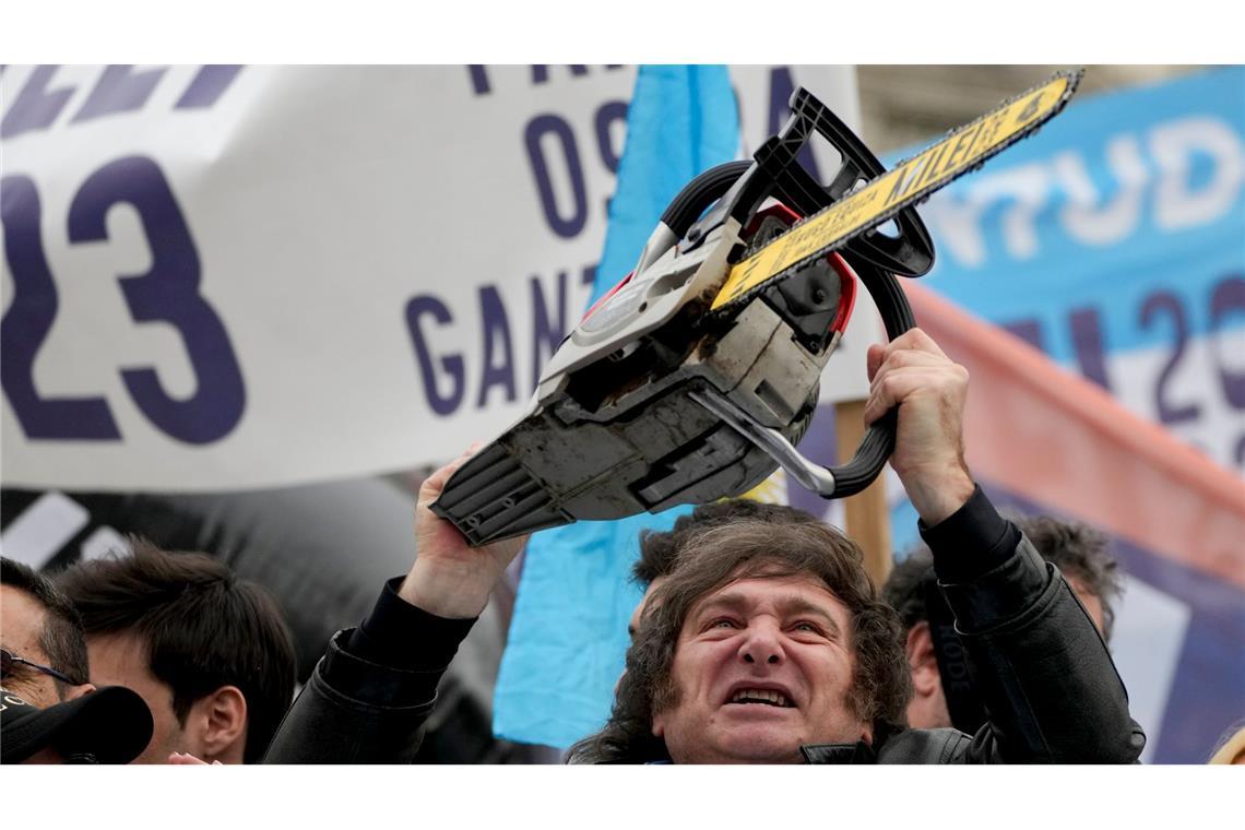 Argentiniens Präsident Javier Milei posiert mit Kettensäge - ein Vorbild für die FDP? (Archivbild)