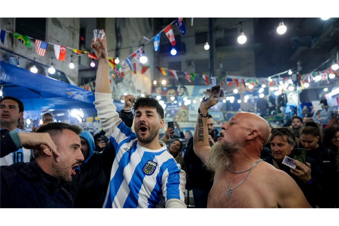 Argentinische und neapolitanische Fans gedenken Fußballidol Diego Armando Maradona mit Chören und Fackeln an seinem Todestag im Quartieri Spagnoli in Neapel.