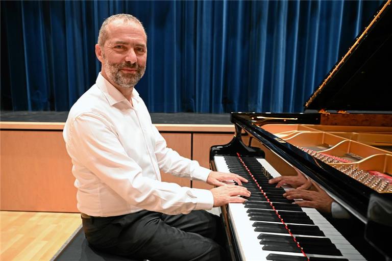 Ariel Sirat ist beeindruckt von der Klavierakademie in Murrhardt. Er hat den Unterricht bei Professor Jacques Rouvier besucht. Wenn er nicht eigene Konzerttermine hätte, wäre er gerne noch länger geblieben. Foto: Elisabeth Klaper