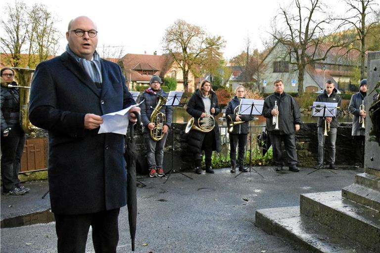 Armin Mößner (links) rief zum Einsatz für Frieden auf. Foto: Elisabeth Klaper