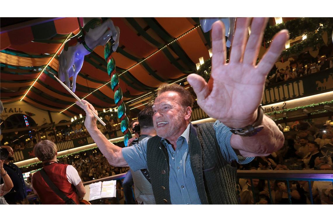 Arnold Schwarzenegger dirigiert die Kapelle im Marstall-Festzelt auf dem 189. Münchner Oktoberfest.