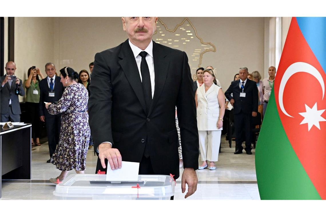 Aserbaidschans Präsident Aliyev gibt seine Stimme bei der Parlamentswahl ab (Archivbild)