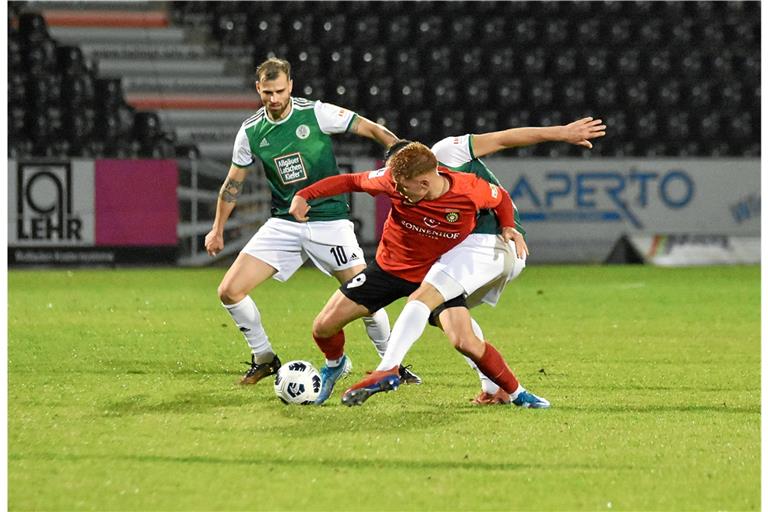 Aspachs Fußballer um David Hummel (Mitte) lieferten sich mit Homburg ein verbissenes und überaus spannendes Duell. Foto: T. Sellmaier