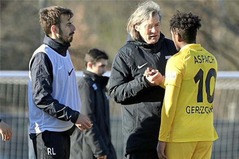 Aspachs neuer Trainer Walter Thomae (Mitte) muss möglichst schnell die Köpfe von Joel Gerezgiher und dessen Mitspielern erreichen, um im Abstiegskampf rasch Erfolge zu erzielen. Foto: B. Moschkon