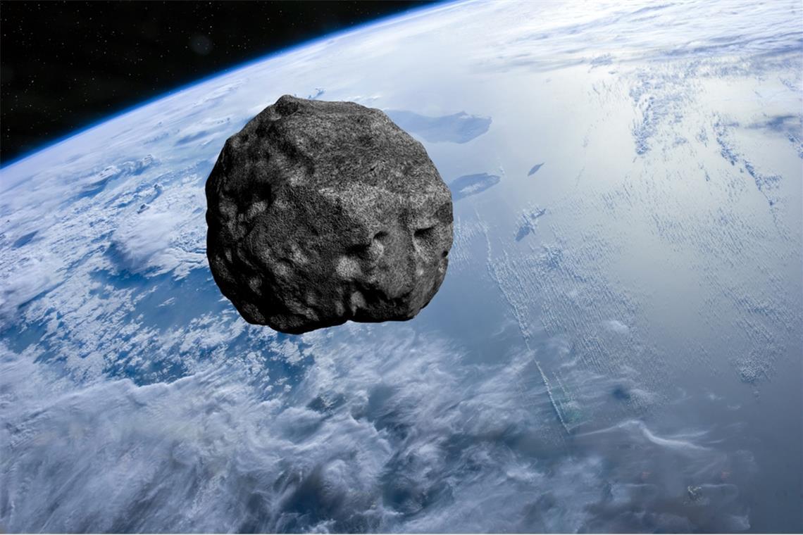 Asteroid über der Erde (Symbolbild)