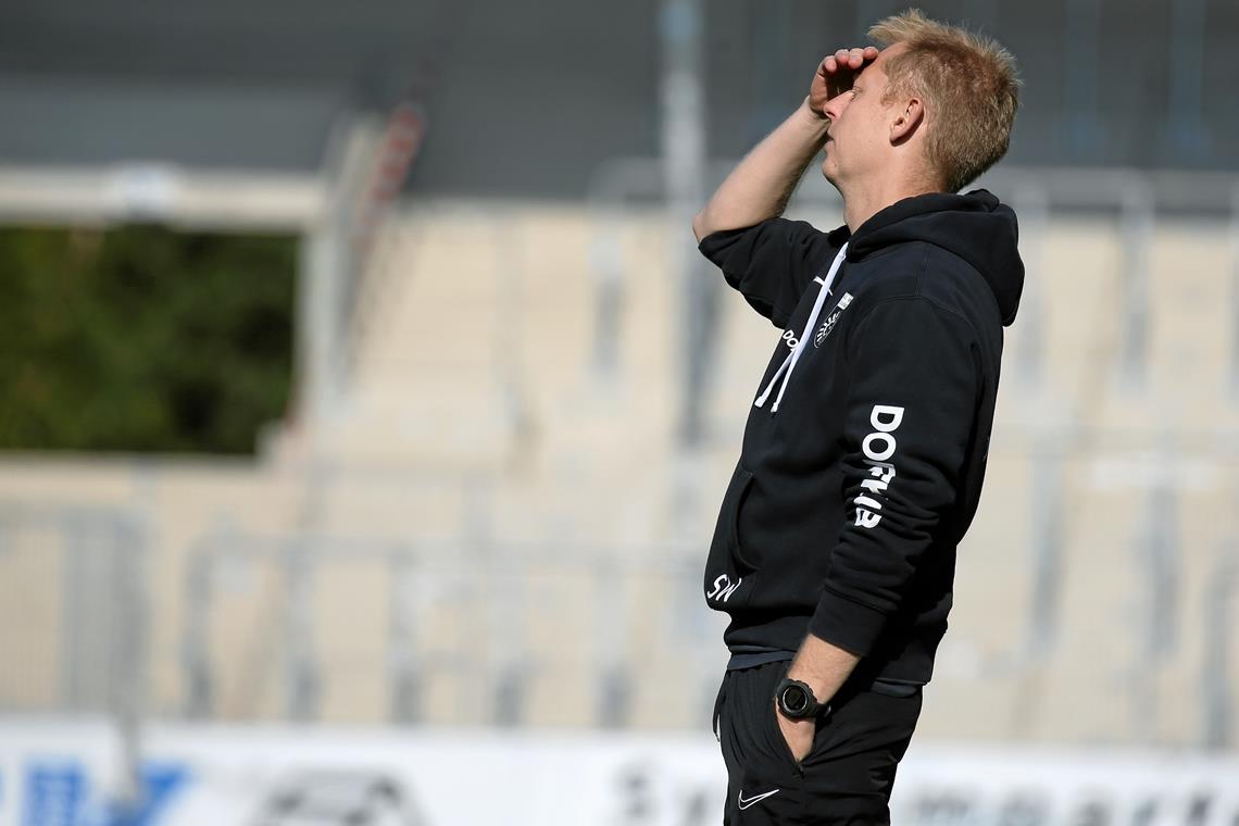 Au Backe. Bei der Elf von Trainer Steffen Weiß gibt es mehrere Coronafälle. Deshalb wurde das morgige Regionalliga-Duell der Großaspacher beim SSV Ulm abgesagt. Foto: A. Becher