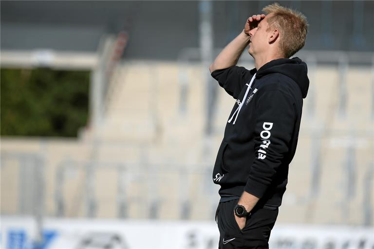 Au Backe. Bei der Elf von Trainer Steffen Weiß gibt es mehrere Coronafälle. Deshalb wurde das morgige Regionalliga-Duell der Großaspacher beim SSV Ulm abgesagt. Foto: A. Becher