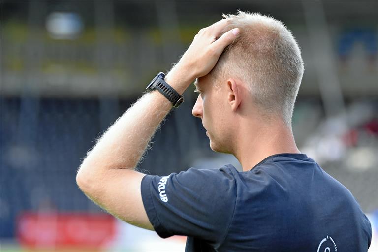 Au Backe. Corona hat Großaspachs Fußballer um Trainer Steffen Weiß erwischt. Nach der Partie in Ulm fällt nun auch das Heimspiel gegen Koblenz aus. Foto: T. Sellmaier