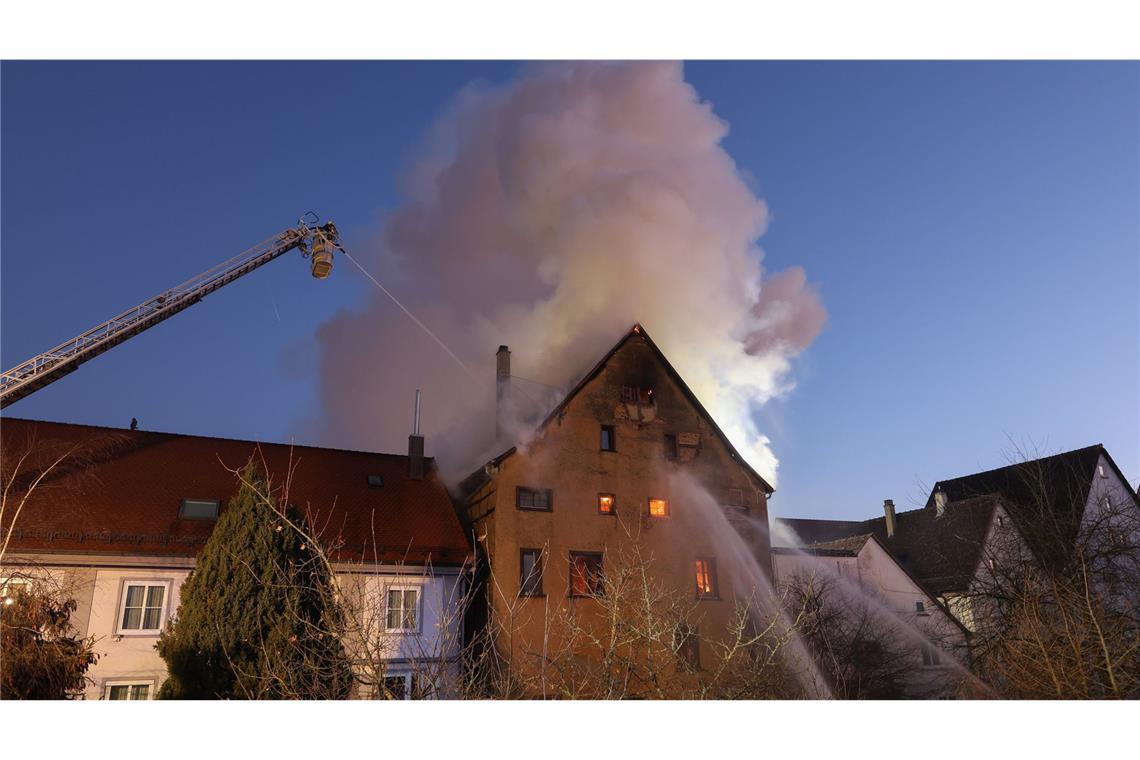 Auch am Abend ist die Feuerwehr noch mit Löscharbeiten beschäftigt.