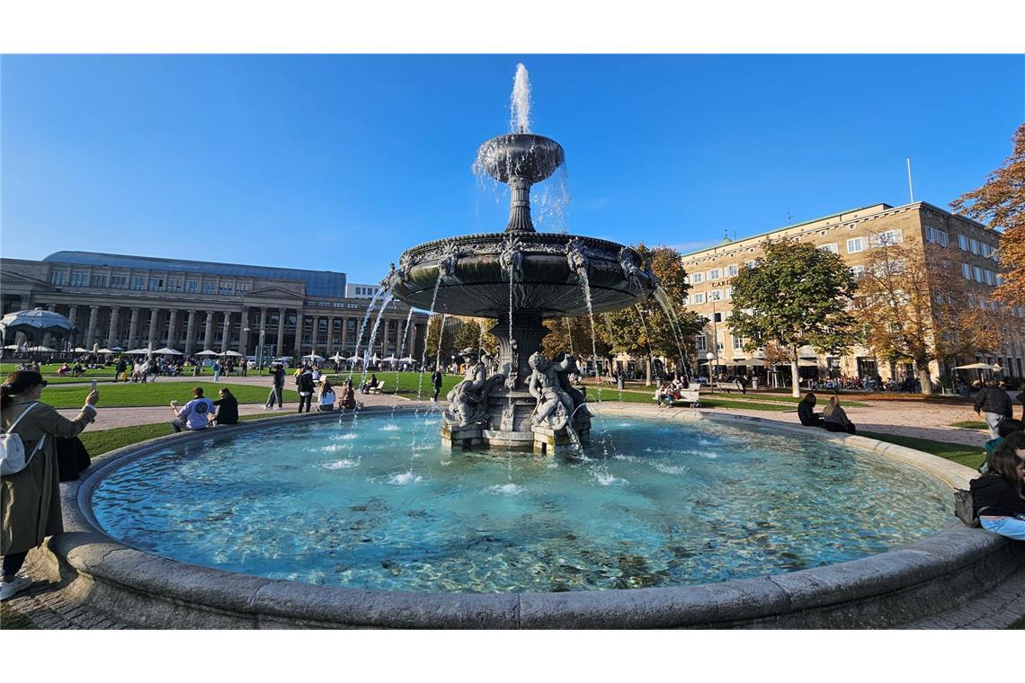 Auch am Schlossplatz lädt das warme Herbstwetter zum Verweilen ein.