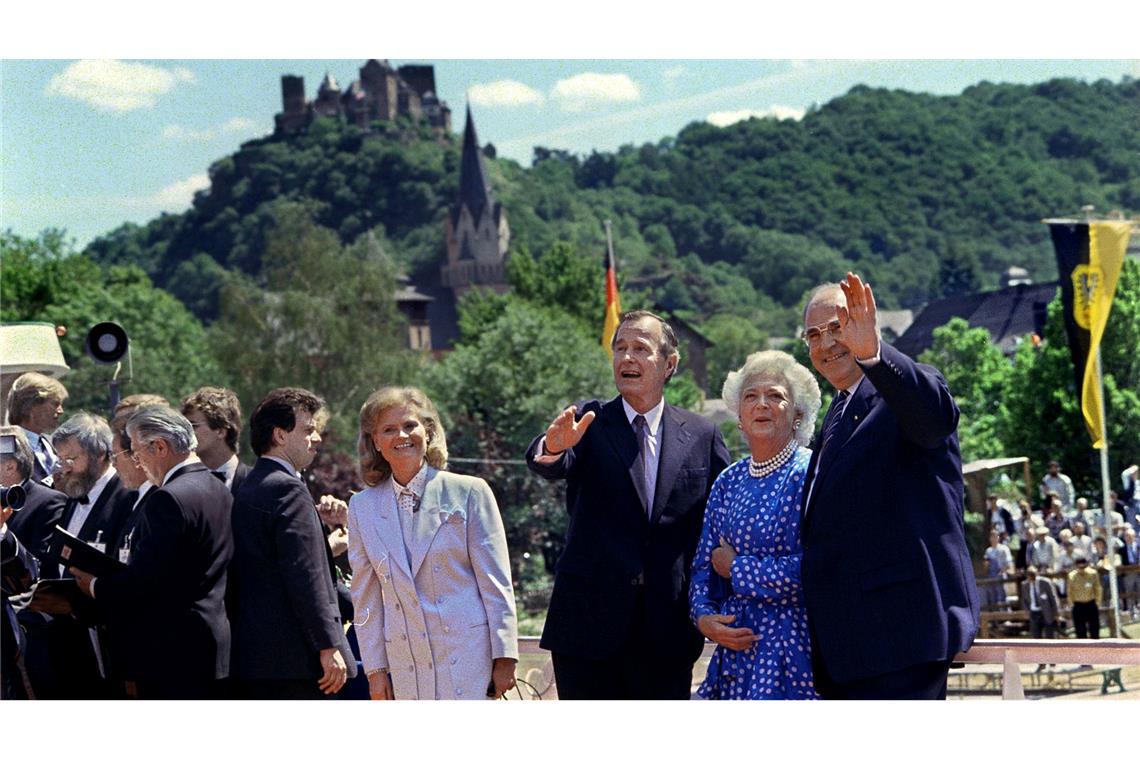 Auch auf dem Wasser standfest: Bush mit Kohl nebst Gattinnen auf dem Rhein. (Archivbild)