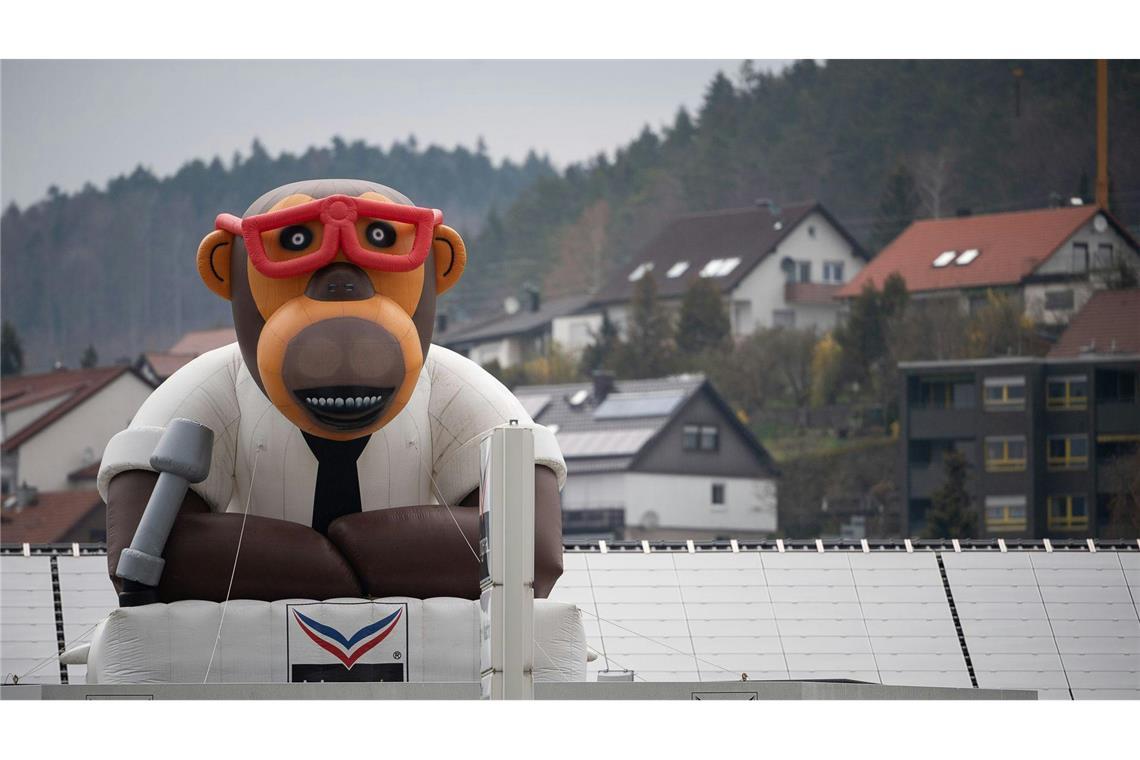 Auch aufgeblasen gibt es den Trigema-Affen - hier auf dem Dach der Firmenzentrale in Burladingen.