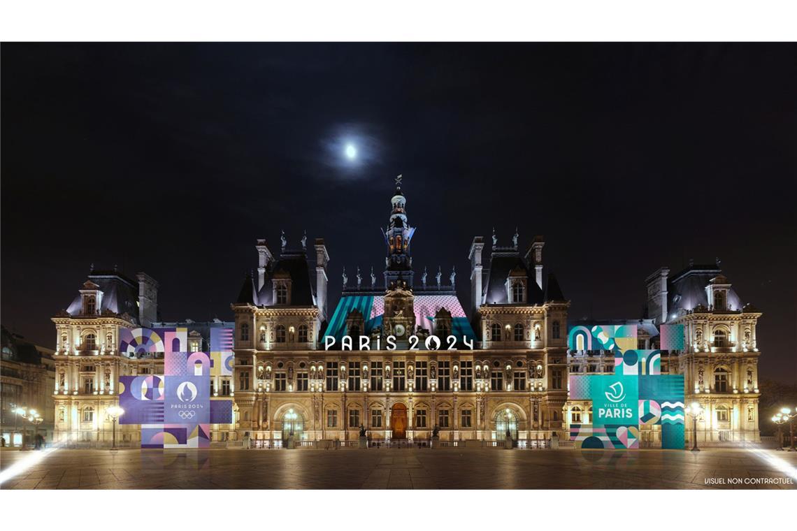 Auch bei Nacht ist das Rathaus von Paris eine Pracht-Kulisse.  Der Neo-Renaissance-Bau mit dem großen Platz ist auch sonst oft Schauplatz von  Veranstaltungen. Der Marathon beginnt dort.