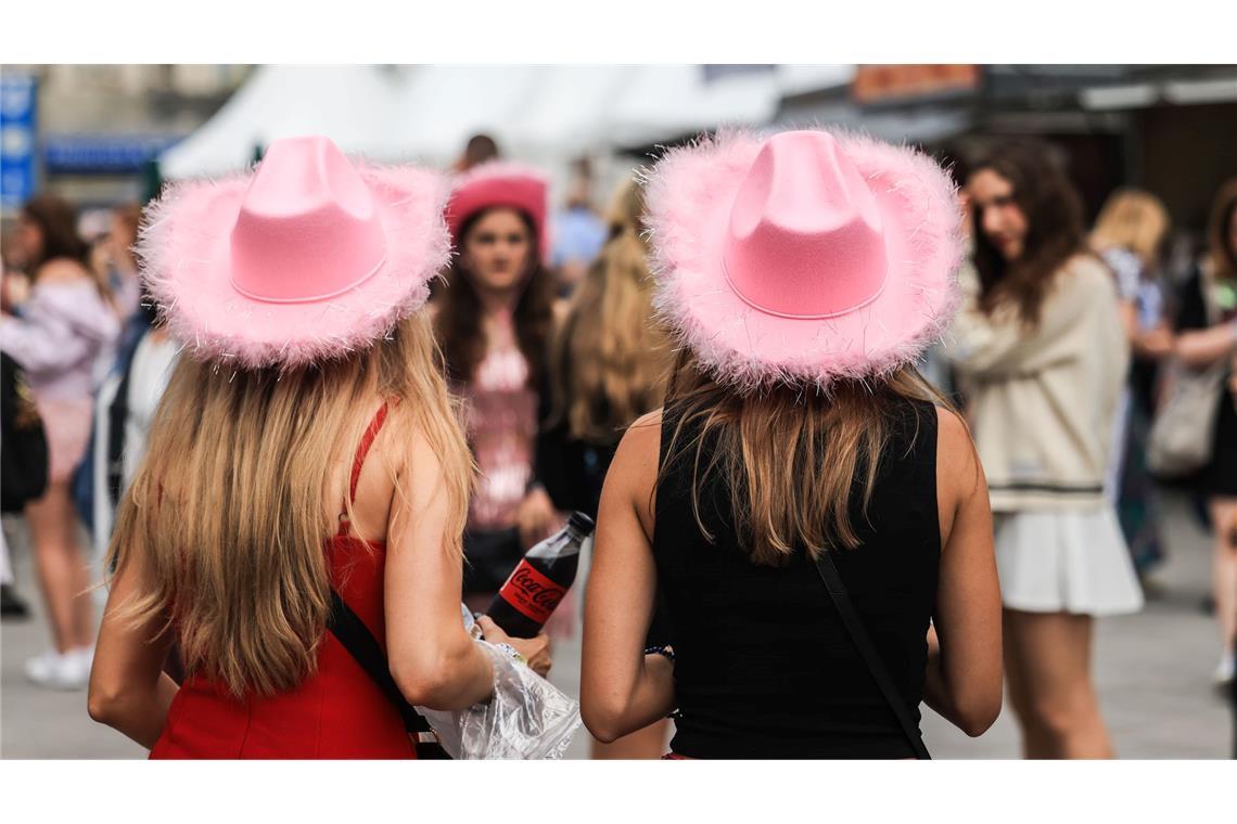 Auch bunte Cowboyhüte finden sich auf den Köpfen zahlreicher Swift-Fans.