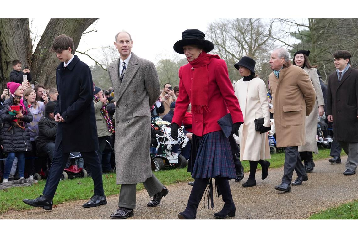 Auch Charles' Geschwister Prinz Edward (2.v.l.) und Prinzessin Anne waren dabei.