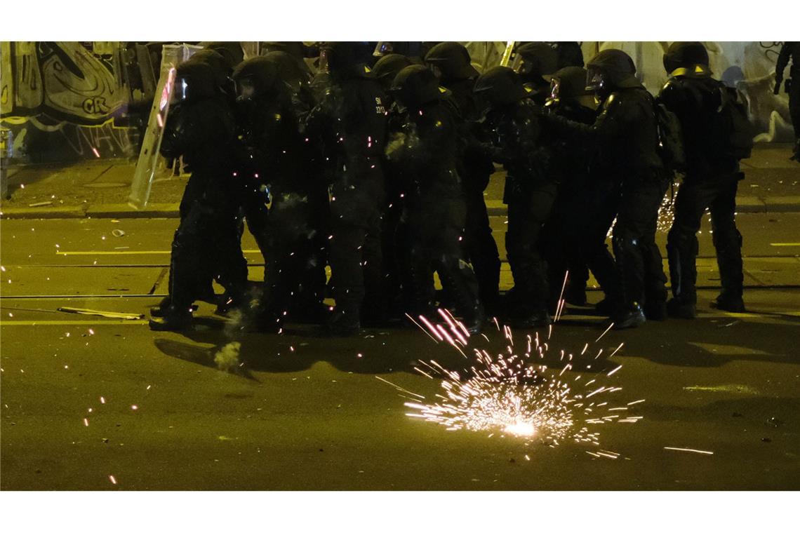 Auch das war Silvester: Angriffe auf die Polizei wie hier in Leipzig.