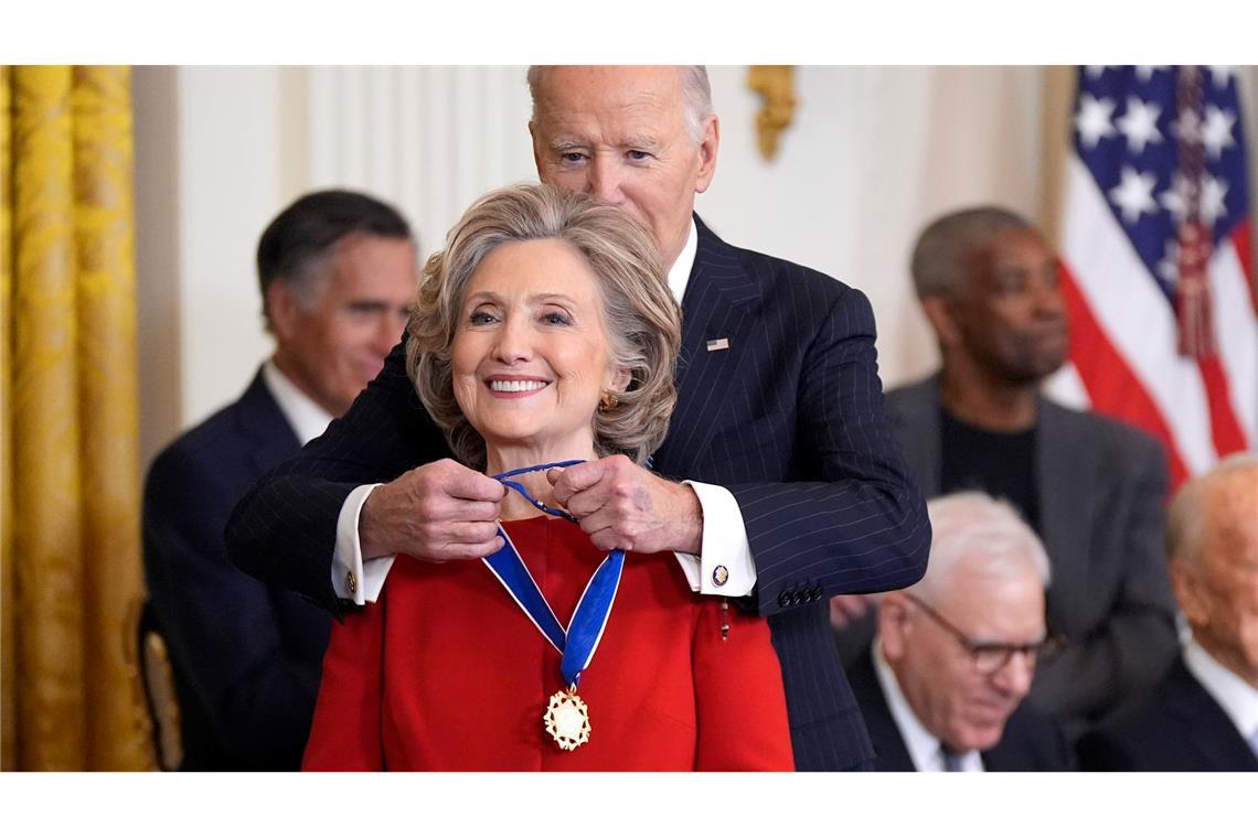 Auch der früheren US-Außenministerin Hillary Clinton legte Biden die Medaille um.