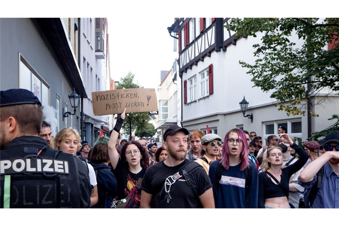 Auch die Antifa zieht wie erwartet, jedoch unangemeldet, durch die Stadt.