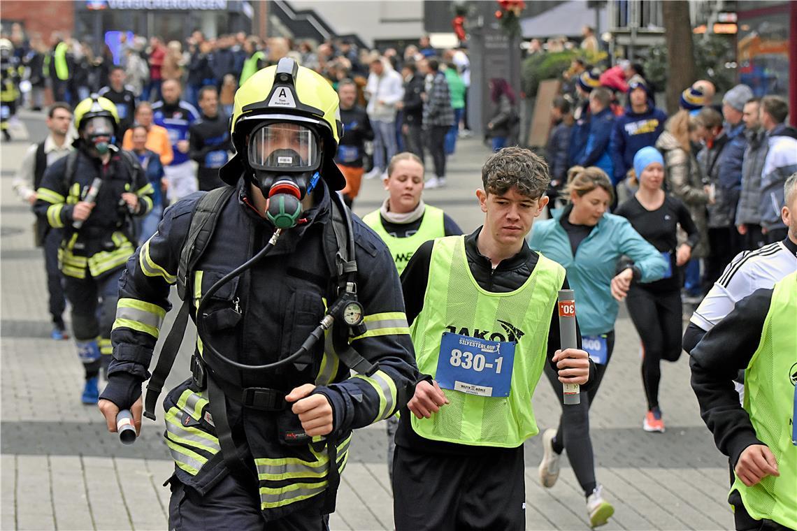 Auch die Feuerwehr ist wieder am Start - in voller Montur mit Atemgerät. 