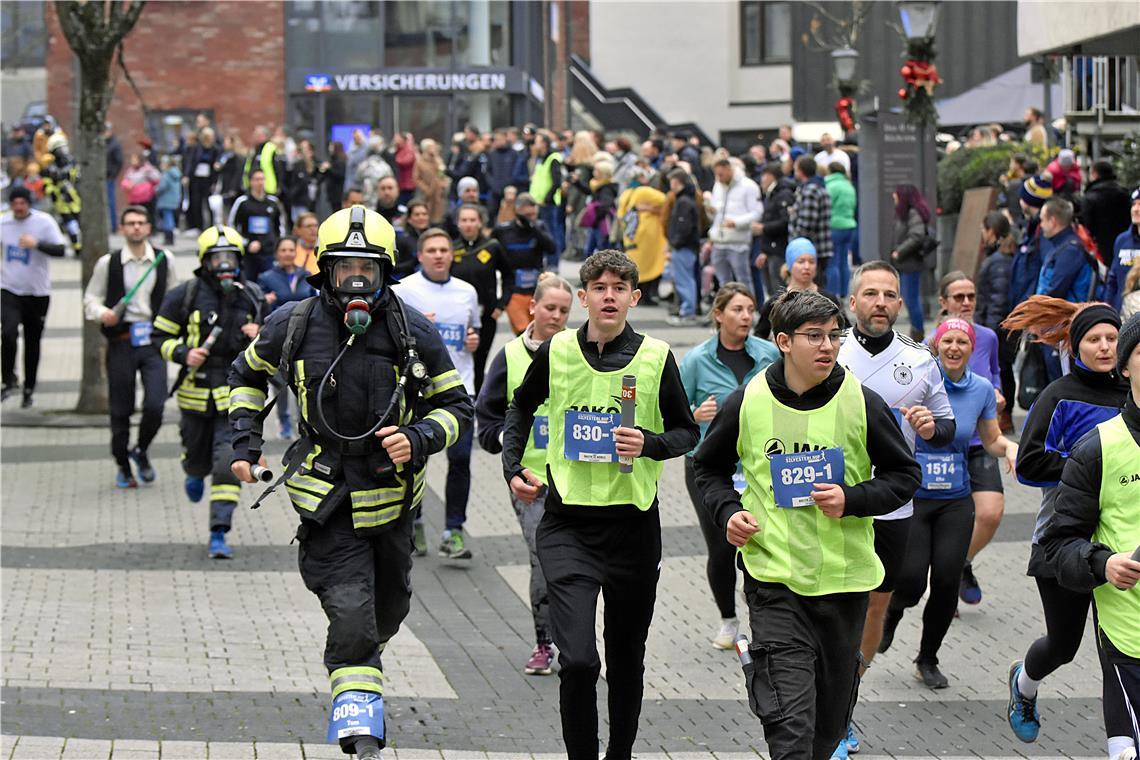 Auch die Feuerwehr ist wieder am Start -  in voller Montur mit Atemgerät. 