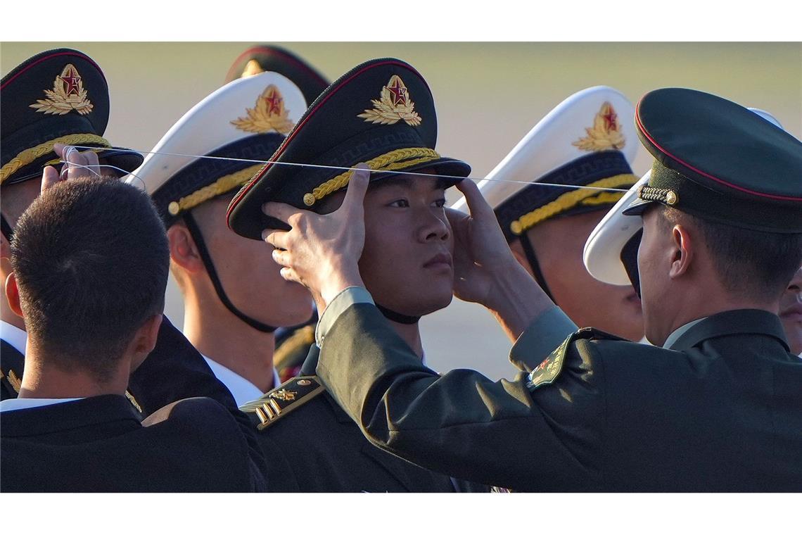 Auch die Mütze muss akkurat sitzen bei der Ehrengarde vor dem China-Afrika-Forum in Peking.