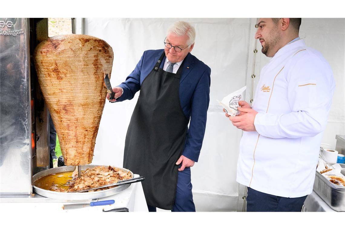 Auch ein Döner-Fan: Bundespräsident Steinmeiner brachte in diesem Jahr sogar einen Berliner Dönerspieß mit zu einem Türkei-Besuch. (Archivbild)