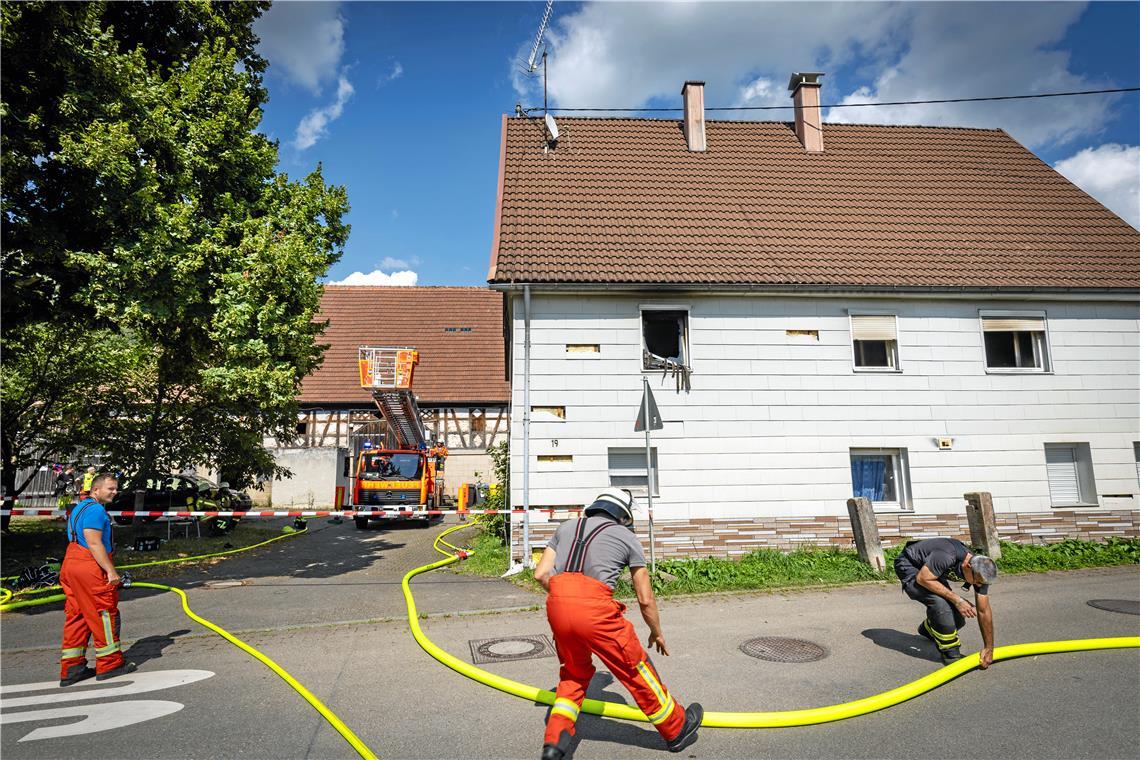 Auch eine Drehleiter ist bei dem Brand in der Dorfstraße 19 im Einsatz. Foto: Alexander Becher