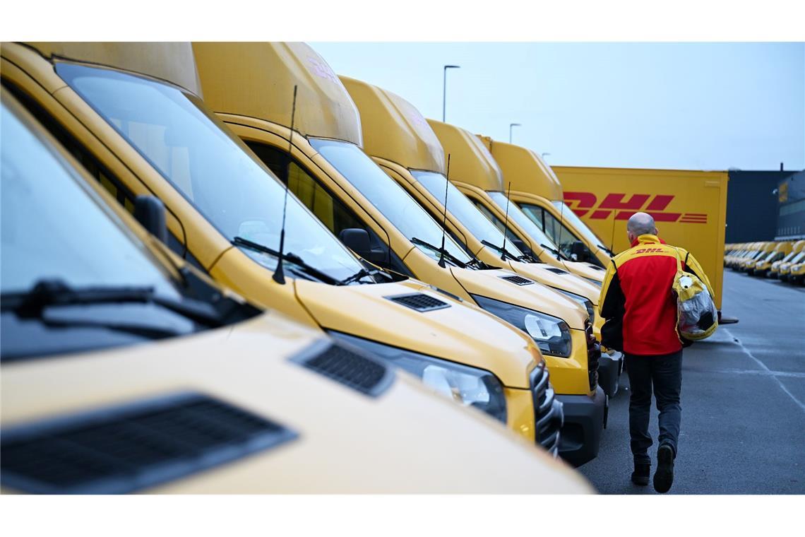 Auch er fährt Stromer: ein DHL-Paketbote auf dem Weg zu seinem Elektro-Transporter.