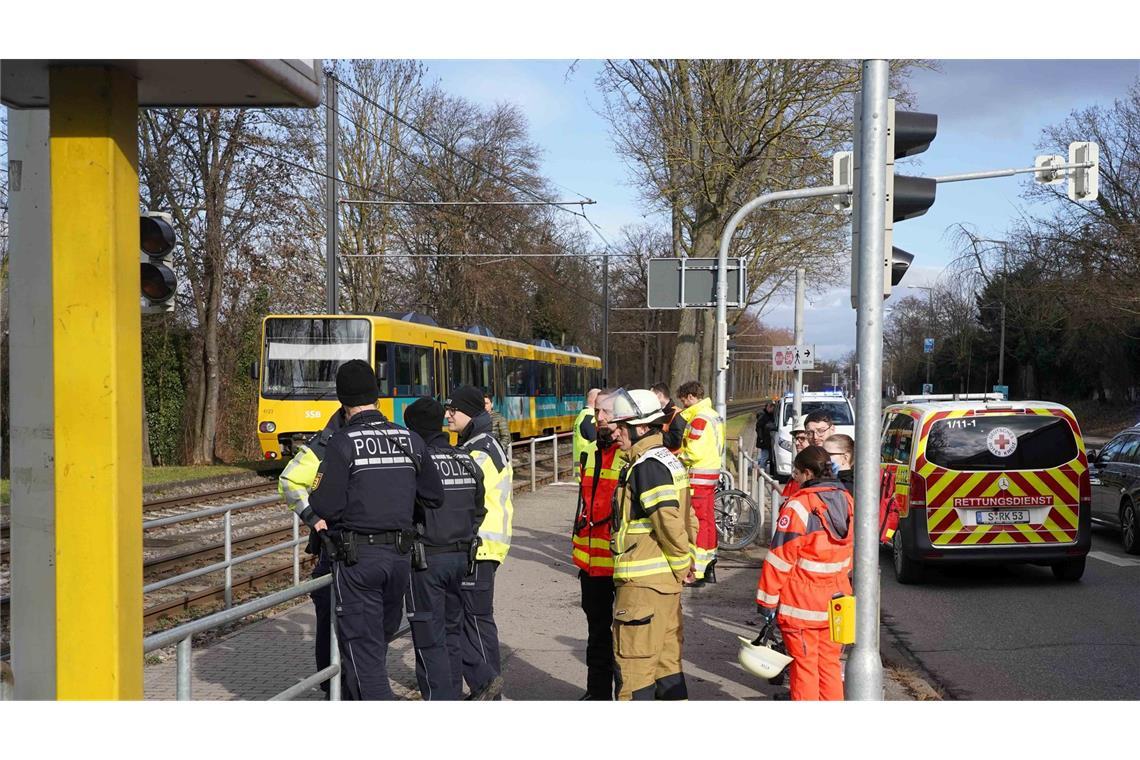 Auch für die Kräfte von Polizei und Feuerwehr ist das ein schwieriger Einsatz.