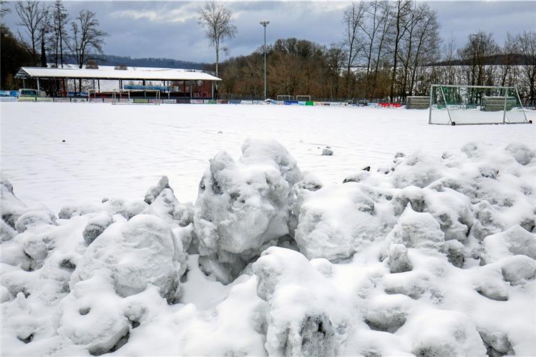 Auch im Aspacher Fautenhau liegt zu viel der weißen Pracht. Zumindest aus Sicht der SG-Fußballer. Deren für heute Abend geplantes Regionalliga-Duell mit TuS Rot-Weiß Koblenz findet deshalb nicht statt. Foto: A. Becher