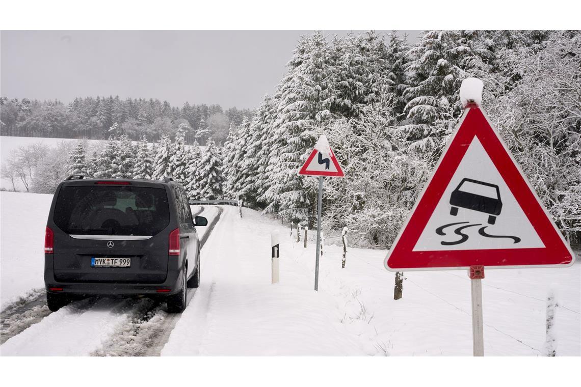 Auch in der Eifel in der Nähe des Nürburgrings waren die Straßen verschneit.