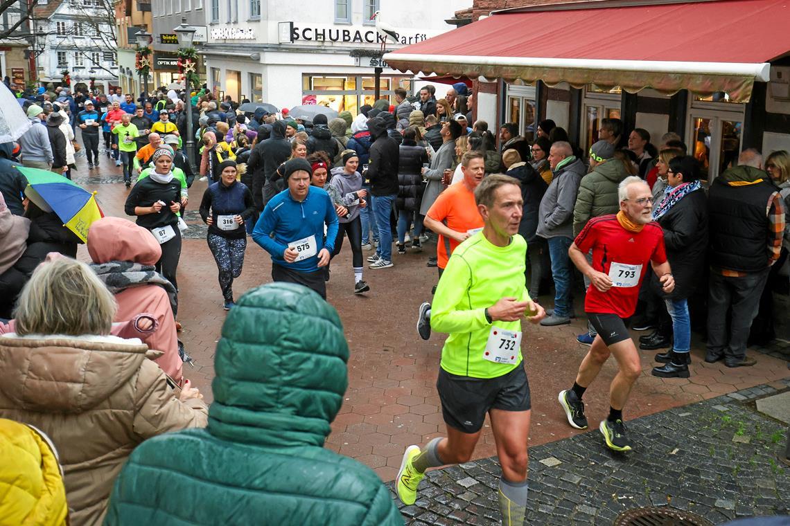 Auch in der Fußgängerzone stehen die Fans dicht an dicht Spalier, um die in einem beinahe endlosen Strom vorbeiziehenden Teilnehmer lautstark zu unterstützen. Foto: Alexander Becher