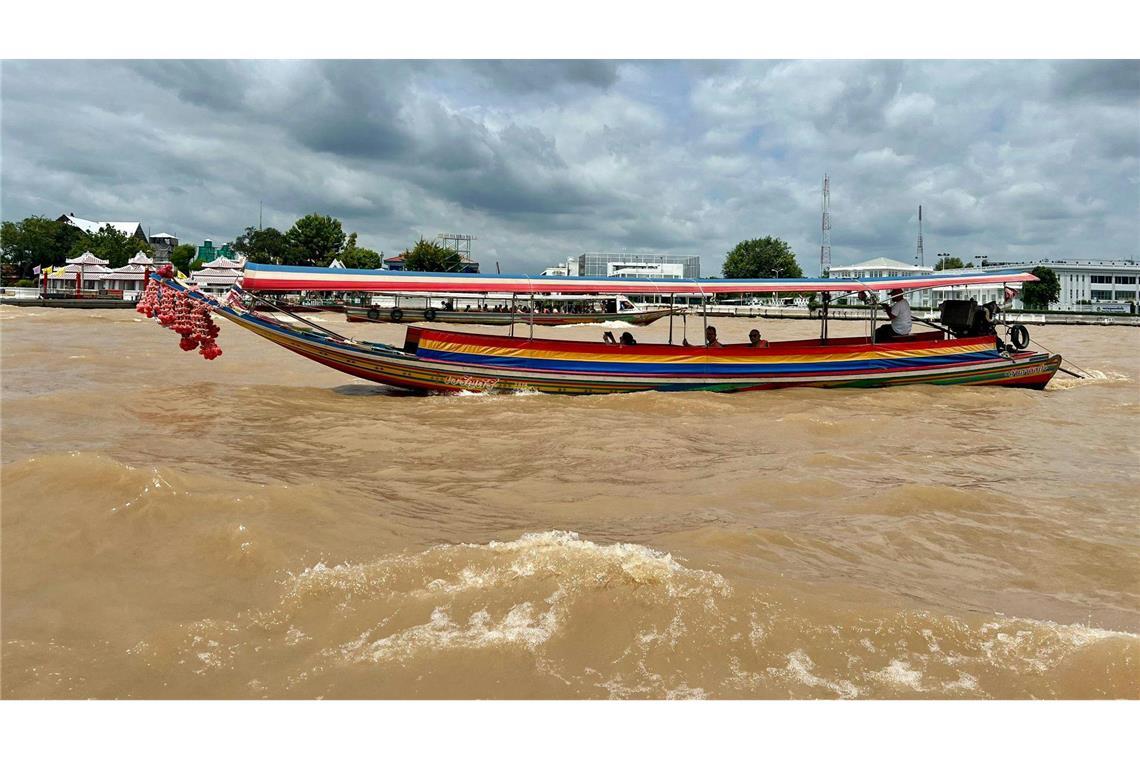 Auch in der Hauptstadt Bangkok rechnen die Behörden mit einem baldigen Überlaufen des mächtigen Chao Phraya, dessen Pegelstände ständig steigen.