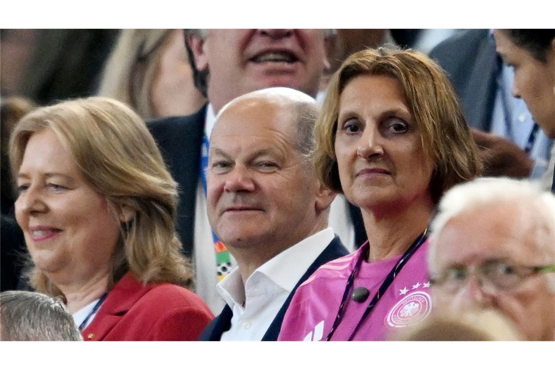 Auch Olaf Scholz hat die EM im Stadion verfolgt.