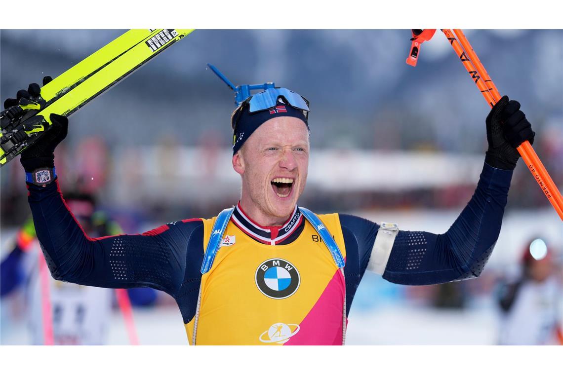 Auch Rekordweltmeister Johannes Thingnes Bö staunt über das schnelle Schießen seines jungen Teamkollegen.