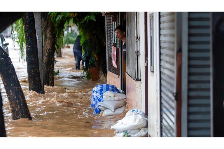 Auch Sandsäcke konnten die Wassermassen nicht aufhalten.