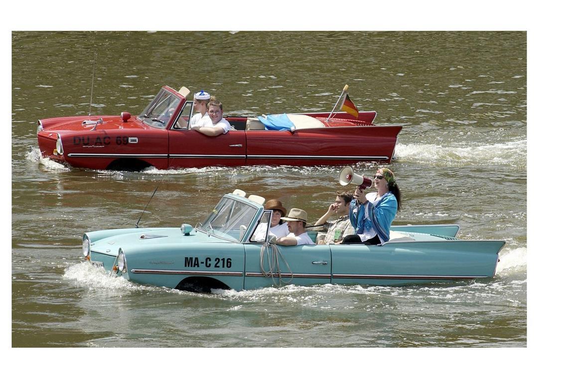 Auch schwimmende Autos (Amphicars 770) waren damals zu bestaunen   am 18.06.2005 im Stuttgarter Hafen während der Theateraufführung „Singing River - ein Hafenkonzert“ im Rahmen des Festivals „Theater der Welt“ auf dem Neckar. Über 500 Sänger und Sängerinnen aus Baden-Württemberg hatten den Industrieraum des Stuttgarter Hafens zum Klingen gebracht. Begleitet vom Rhythmus der Hafenmaschinen besangen Amateurchöre aus der Region und Solisten des Londoner Chores „The Shout“ den Neckar mit Liedern von Heim- und Fernweh, Abschied, Exil und Ankunft.