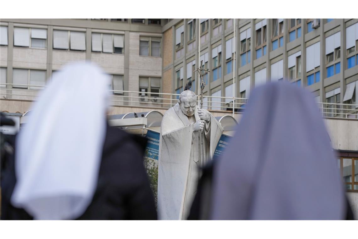 Auch vor dem Gemelli-Krankenhaus wird für Papst Franziskus gebetet.