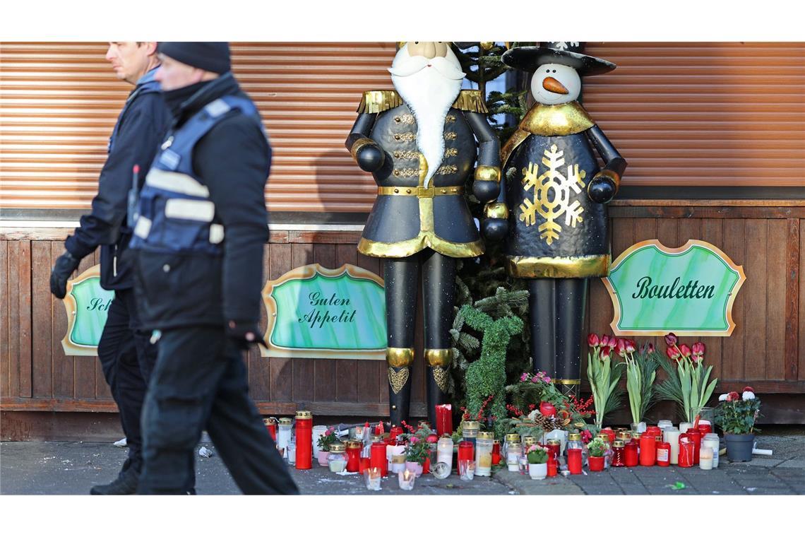 Auch vor den geschlossenen Weihnachtsmarkt-Buden legten Trauernde Blumen ab.