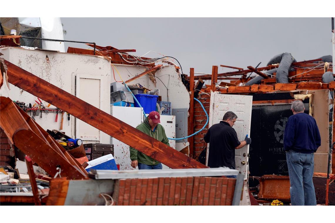 Auch wenn weitere Tornados nicht auszuschließen sind, haben Einsatzkräfte in Oklahoma mit den Aufräumarbeiten begonnen.