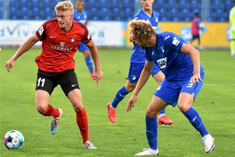 Auf das Duell mit Ex-Klub Hoffenheim folgt für Stürmer Jan Ferdinand (links) nun sofort das Wiedersehen mit dem einstigen Jugendverein. Foto: T. Sellmaier