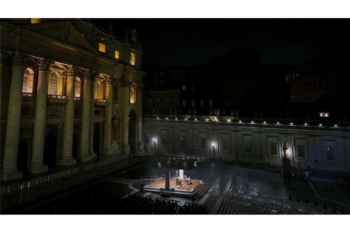 Auf dem abendlichen Petersplatz beten Tausende Gläubige für den schwer kranken Papst Franziskus den Rosenkranz.