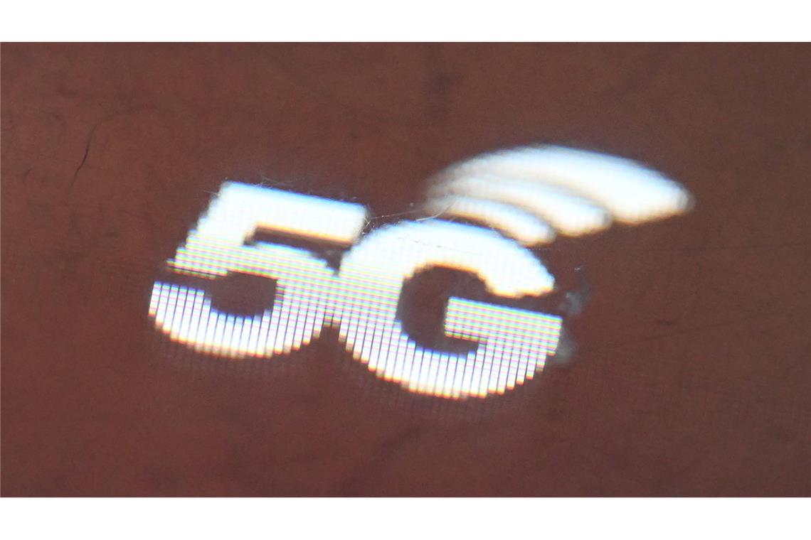 Auf dem Bildschirm eines mobilen Routers erscheint das Logo des Mobilfunknetzes 5G.