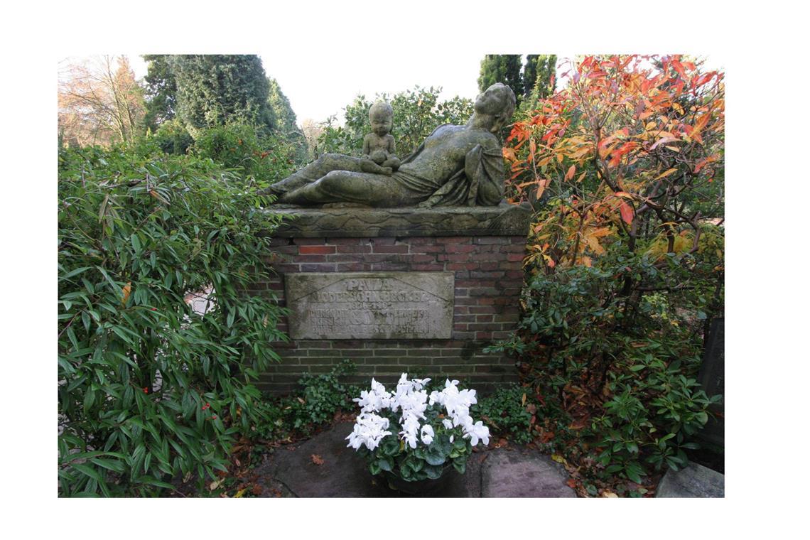 Auf dem Friedhof von Worpswede sind zahlreiche Künstler begraben, darunter auch Paula Modersohn-Becker, die Skulptur für die 1907 gestorbene Malerin hat Bernhard Hoetger entworfen.