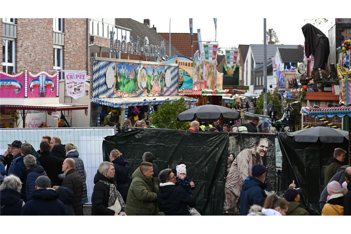 Auf dem Gallimarkt, Ostfrieslands größtem Volksfest, ist eine Geisterbahn in Brand geraten. Fünf Menschen wurden verletzt.