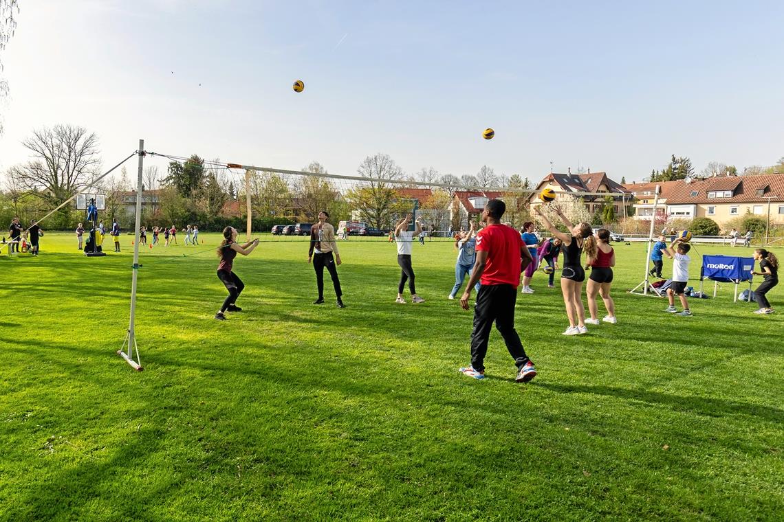 Auf dem Hagenbach-Sportplatz war viel los. Zahlreiche Kinder und Jugendliche aus der Ukraine und auch aus anderen Ländern tummelten sich beim Sporttag für Geflüchtete. Foto: A. Becher