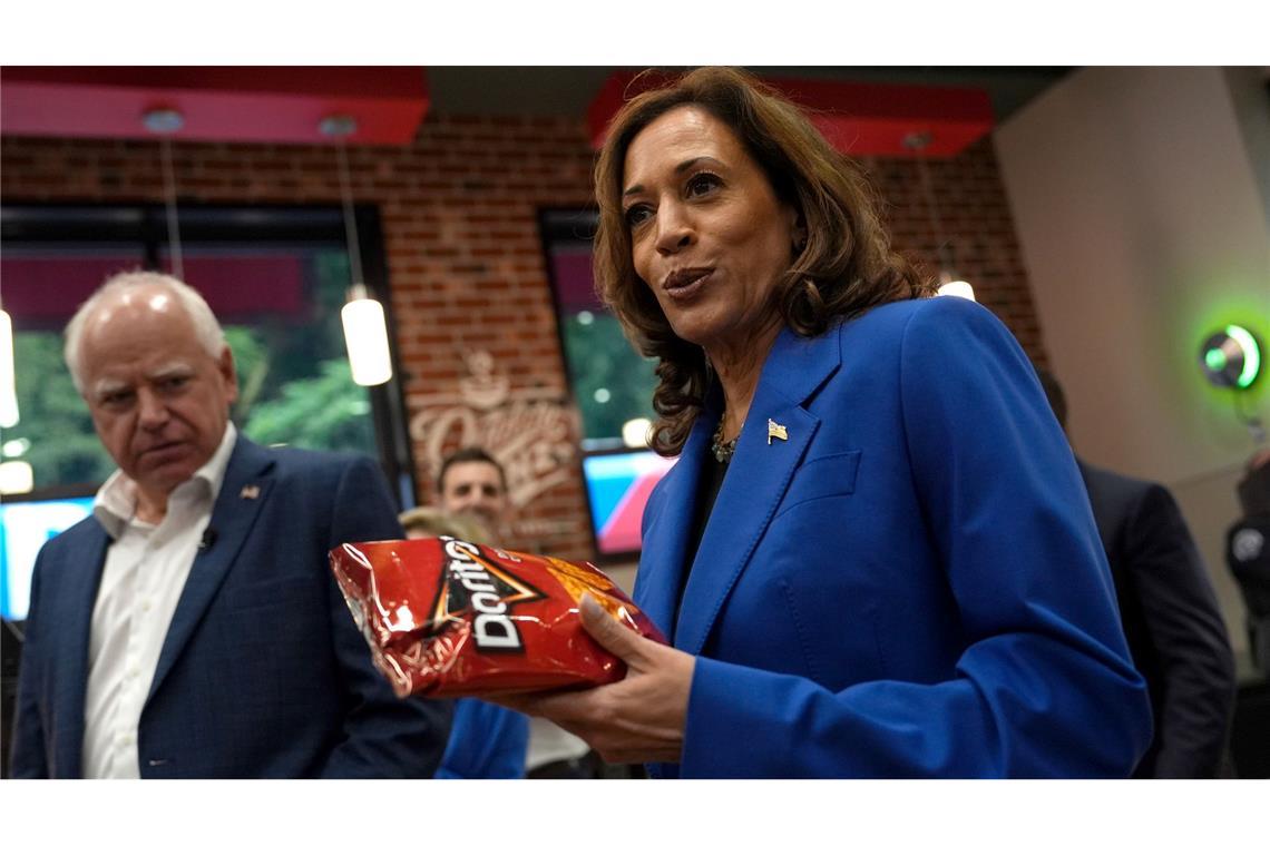 Auf dem Heimweg schnell noch eine Packung Chips kaufen  Kamala Harris nach einem langen Tag voller Wahlkampftermine.