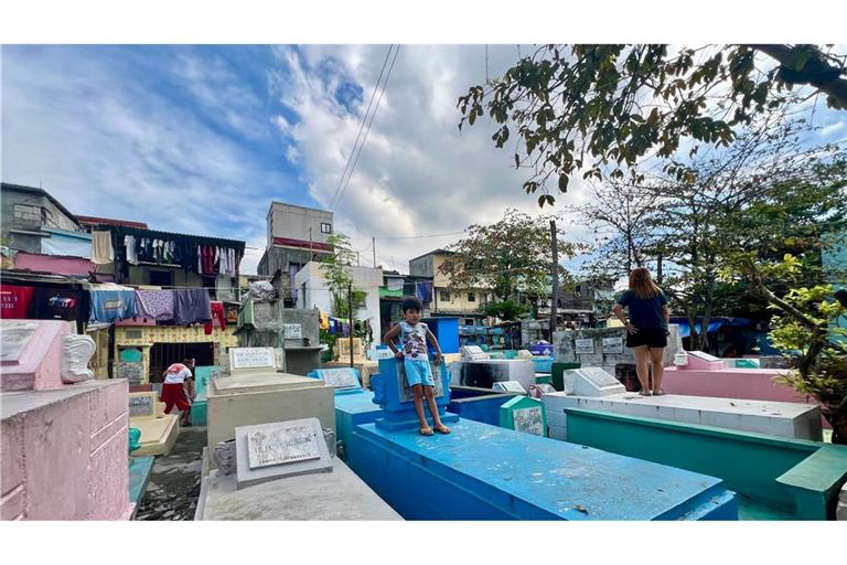 Auf dem Manila North Cemetery leben auch viele Kinder.