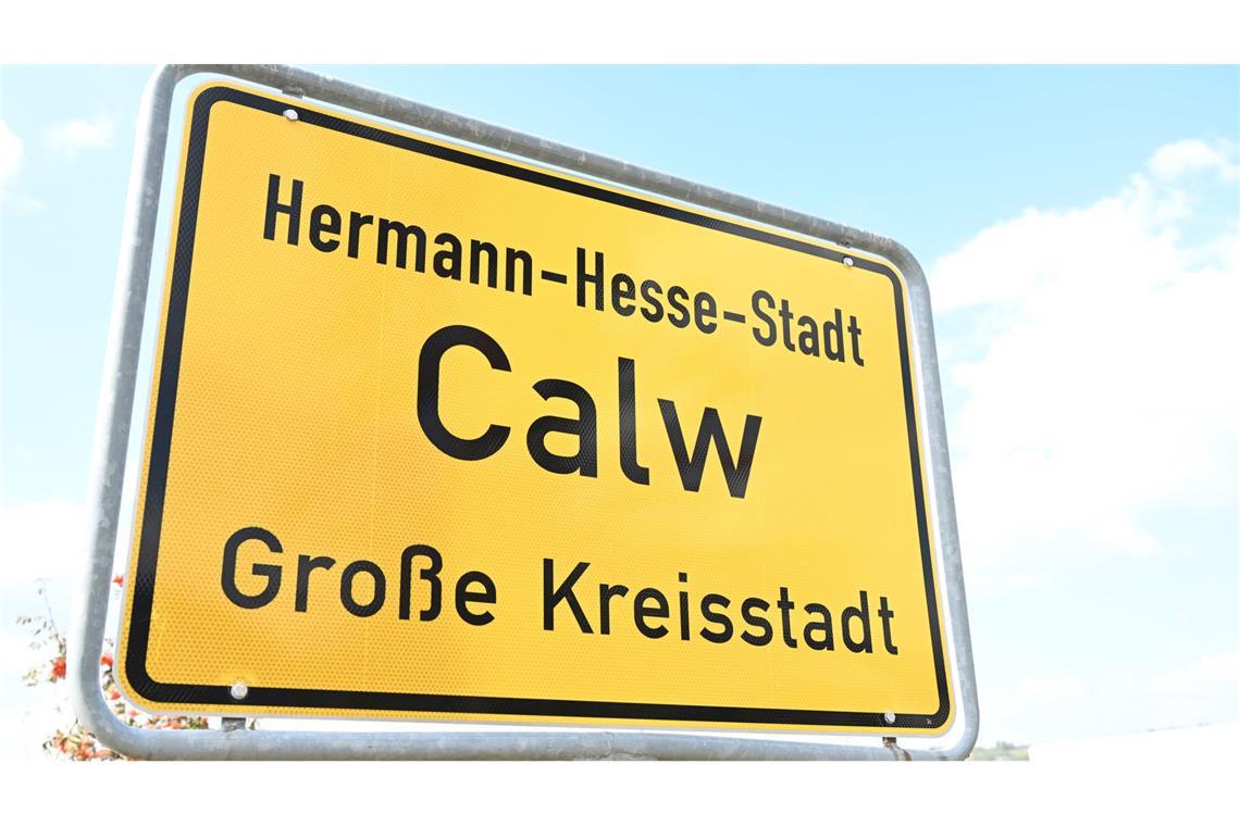 Auf dem Ortsschild der Großen Kreisstadt Calw steht bereits die Zusatzbezeichnung Hermann-Hesse Stadt. (Symbolbild)